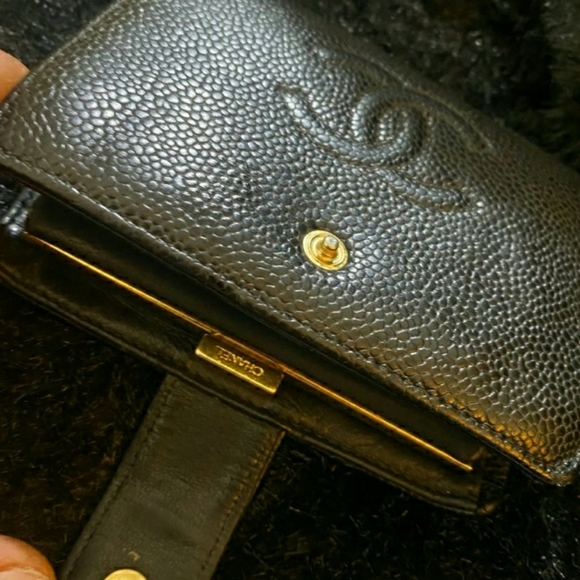 CHANEL VINTAGE BIFOLD CAVIAR BLACK LEATHER WALLET+CHANGE PURSE W/ GOLD HARDWARE - Picture 3 of 16